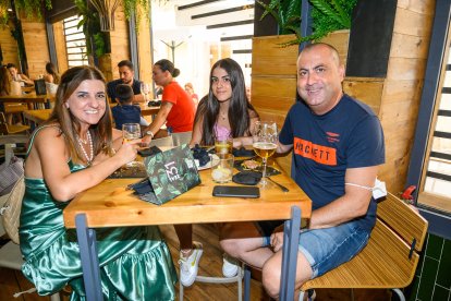 José Román, María José Albarrán y Blanca Román, en el interior de Real 31.