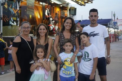 Las familias Lázaro, Aguilera, Iribarne y Alenda subieron juntas al Recinto Ferial para pasar una noche de domingo entre ‘cacharricos’ y vinos