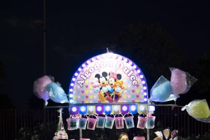 Una familia esperando para comprar una algodón de azúcar