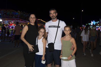 En la foto: María José, Luis y sus hijas, Celia (9) y Sofía (7)