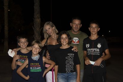 Teresa y Alejandro estuvieron paseando con sus hijos por la feria