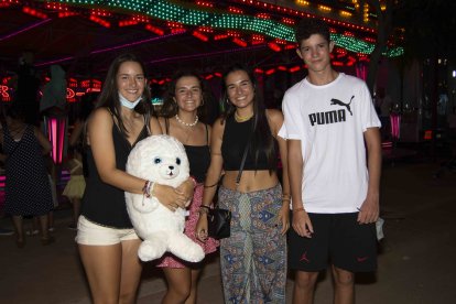 En la foto: Celia, Natalia, Marina y Curro