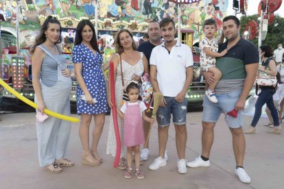 Carmen, Paola, Carmen, Javi, Javi, Javi, Álvaro y Ana estuvieron en el Recinto Ferial para aprovechar la tarde-noche de ‘cacharricos’