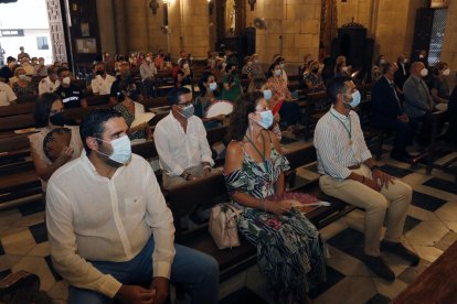 El fervor popular, representado simbólicamente por los gestos de las diferentes hermandades, colectivos sociales y autoridades.