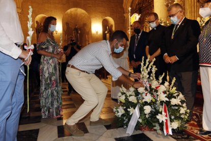 El alcalde, Ramón Fernández-Pacheco, deposita flores en el Santuario.