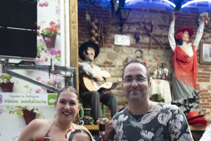 Cristina, Antonio, Kristina e Isabella en uno de los puestos de ‘vino dulce’