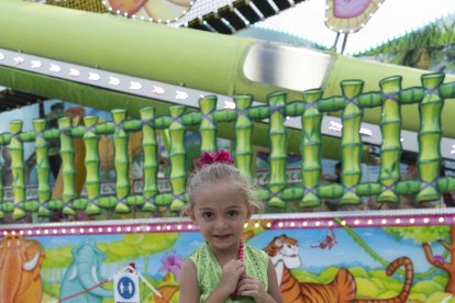 Gema Martínez subió por primera vez al recinto ferial, acompañada por sus padres, para disfrutar de una noche entre ‘cacharritos’