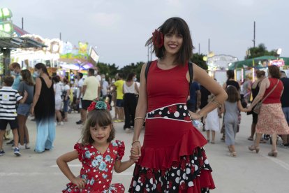 Alicia Soriano y Alma Lo Mele, madre e hija, se enfundaron el traje para pasear por el ferial