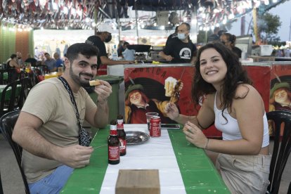 Cristina Montoya y Juan Luis Bueno cenaron en un puesto los tradicionales ‘pinchitos’
