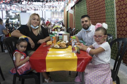 Olga y Ramsés cenaron con sus hijas, Ana(3) y Paula (5) en uno de los puestos de comida habilitados en el recinto