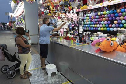 Borja y Raquel subieron al recinto con su hija, Ariadna, y aprovecharon para jugar a los dardos