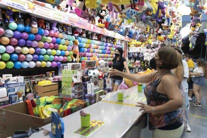 Raquel jugó a los dardos con su marido y su hija