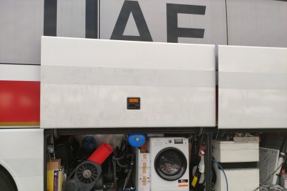 Una lavadoa en el autobús del equipo UAE.
