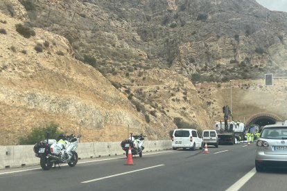 Retenciones en la A-7 por el vuelco de un camión.