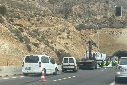 Retenciones en la A-7 por el vuelco de un camión.