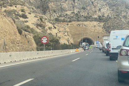 Retenciones en la A-7 por el vuelco de un camión.