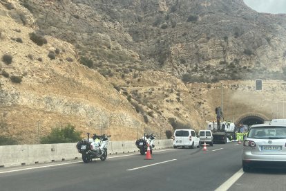 Retenciones en la A-7 por el vuelco de un camión.