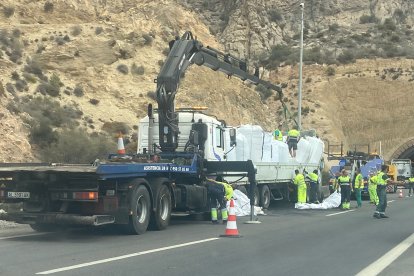 Retenciones en la A-7 por el vuelco de un camión.
