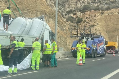Trabajos para la retirada de la carga del camión.