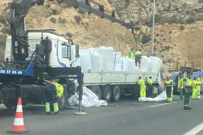 El camión transportaba bolas y bobinas de plástico.
