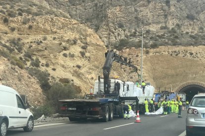 El camión transportaba bolas y bobinas de plástico.