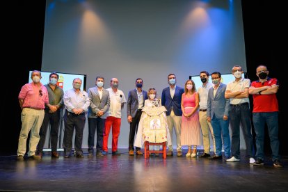 Foto de familia en el Teatro Apolo de la capital.