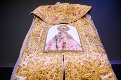 El capote, de cerca.