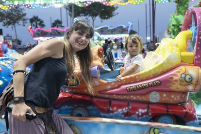 Naia, de 1 año y medio, fue a montarse en los ‘cacharricos’ con su madre, Nieves