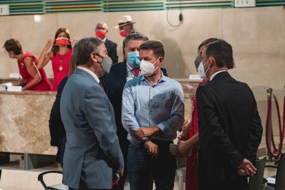 Antes del comienzo del acto en el Salón de Plenos del Ayuntamiento de Almería.