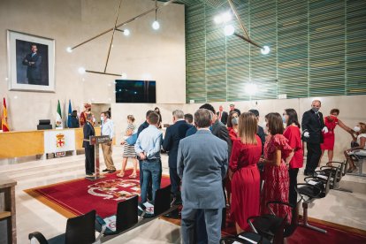 Antes del comienzo del acto en el Salón de Plenos del Ayuntamiento de Almería.