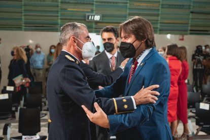 Antes del comienzo del acto en el Salón de Plenos del Ayuntamiento de Almería.
