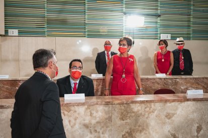 Antes del comienzo del acto en el Salón de Plenos del Ayuntamiento de Almería.