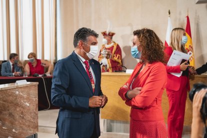 Antes del comienzo del acto en el Salón de Plenos del Ayuntamiento de Almería.