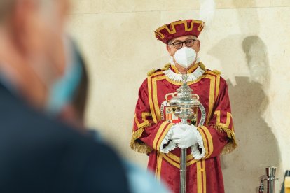 Antes del comienzo del acto en el Salón de Plenos del Ayuntamiento de Almería.