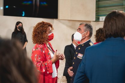 Antes del comienzo del acto en el Salón de Plenos del Ayuntamiento de Almería.