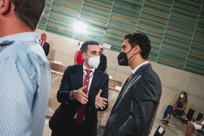 Antes del comienzo del acto en el Salón de Plenos del Ayuntamiento de Almería.