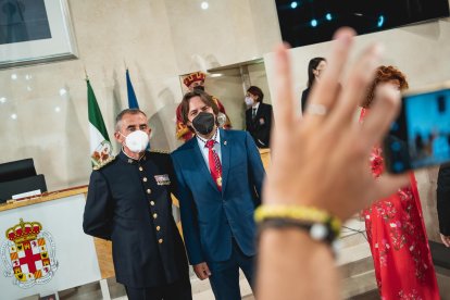 Antes del comienzo del acto en el Salón de Plenos del Ayuntamiento de Almería.