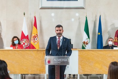 Antes del comienzo del acto en el Salón de Plenos del Ayuntamiento de Almería.