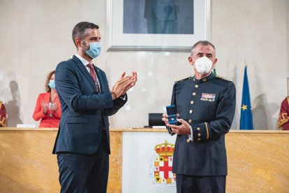 El coronel Javier Soriano recibe el Escudo de Oro de la ciudad.