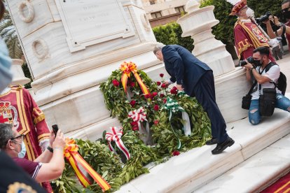 Ofrenda floral en la Plaza de la Constitución.
