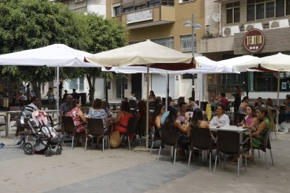 La Plaza de los Burros, un día más, llena de almerienses de Feria.