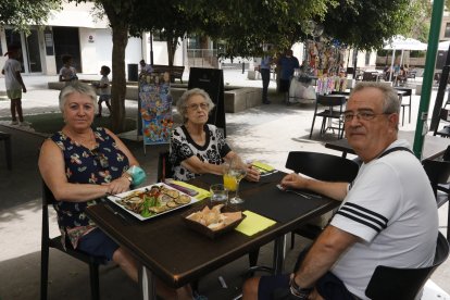 Pilar Laguna, Josefa Molina y Vicente Molina, en Capitol.