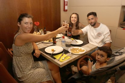 Alicia y Laura Cerezuela junto a Luis Santapetrolina y el pequeño Javier Espinosa, dentro de Capitol