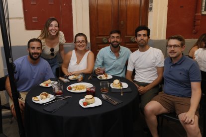 Joaquín y sus amigos, en la terraza de Entrefinos.