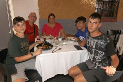 Juan Rodríguez, Jan Rodríguez, Sergi Rodríguez, Adrià Rodríguez e Isabel Montes, en la terraza de Entrefinos.