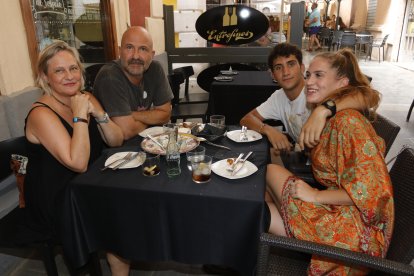 La familia Mayorga de Ancos, en la terraza de Entrefinos.