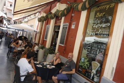 La terraza de Entrefinos, lugar de encuentro de almerienses y visitantes.