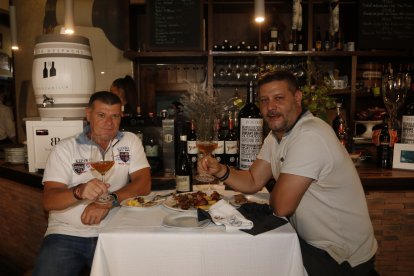 Juan Antonio y Guille, dentro de Entrefinos.