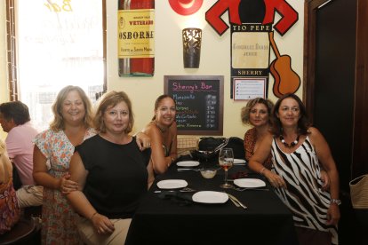 Susana, Loli, María José, María del Mar y Nati, en Entrefinos.