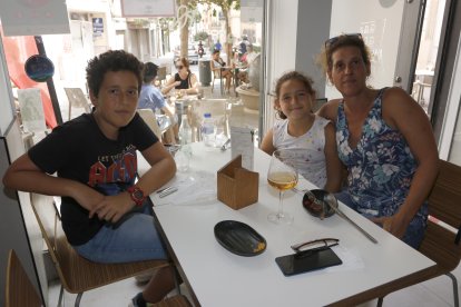 Eva, Martina y Darío, de Málaga, en La Plazuela.
